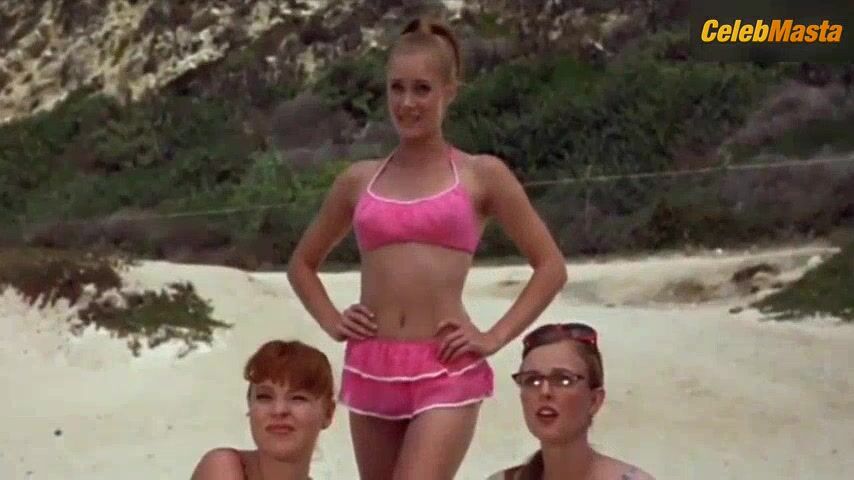 Amy Adams Jessica Biel And Flaunt Tits, Swimsuit Scene - Photo 1 of 5