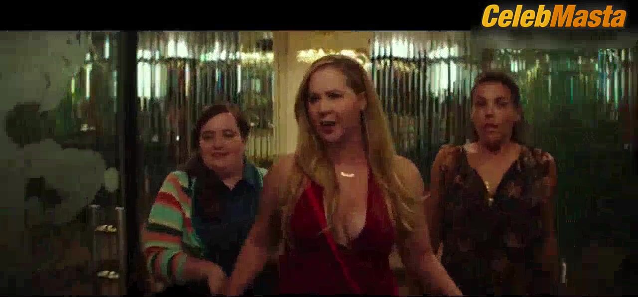 Amy Schumer ’s Sexy Scene In I Feel Pretty - Photo 1 of 5