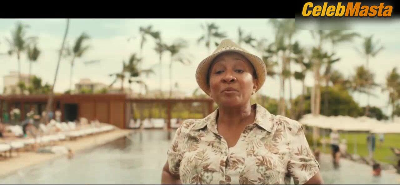 Amy Schumer ’s Swimsuit Scene In Snatched - Photo 1 of 5 photo 5