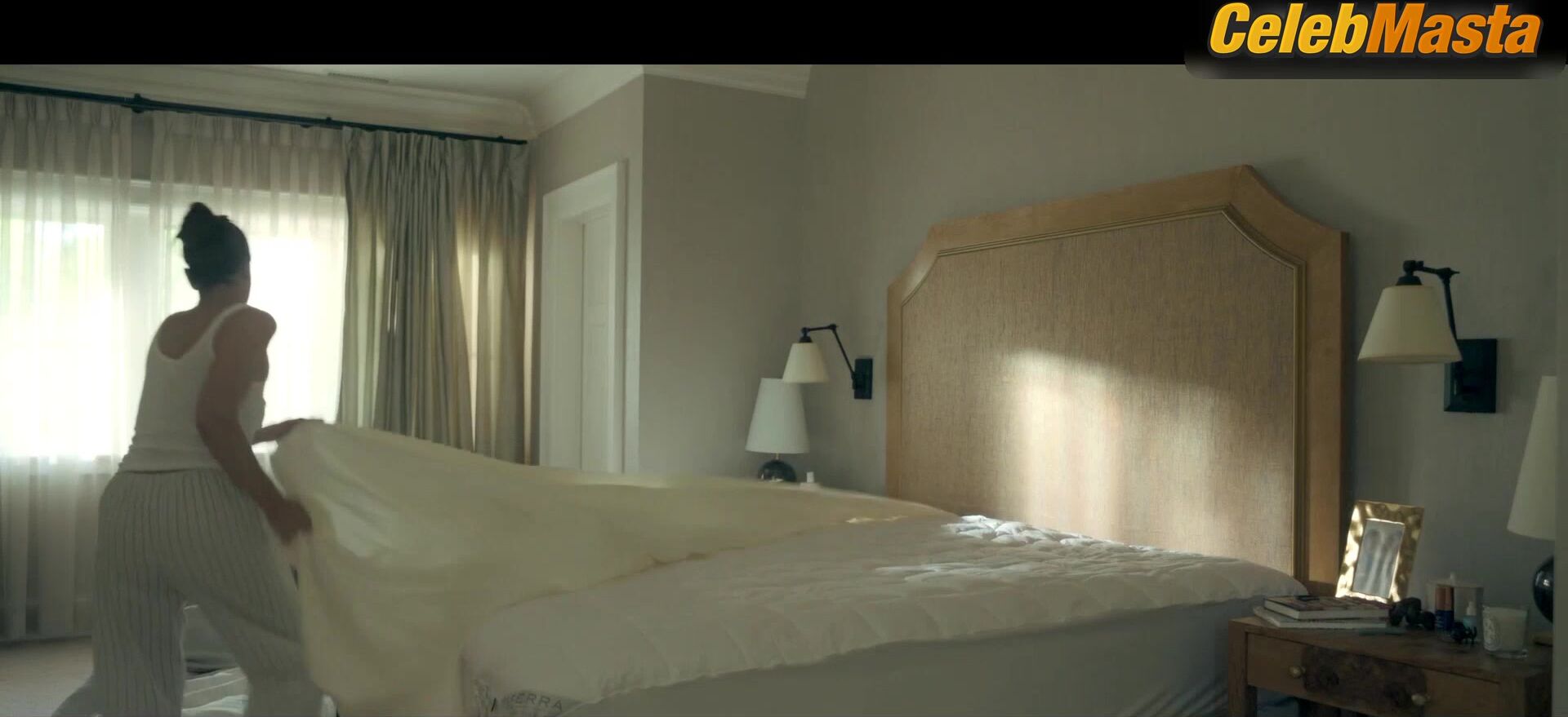 Amanda Peet Hot Scene In Your Friends & Neighbors - Photo 1 of 5 photo 4