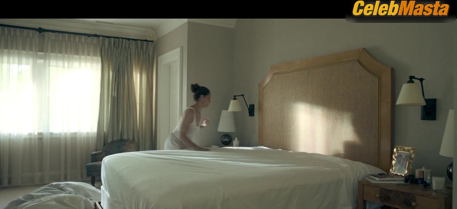 Amanda Peet Hot Scene In Your Friends & Neighbors - Photo 1 of 5 photo 5
