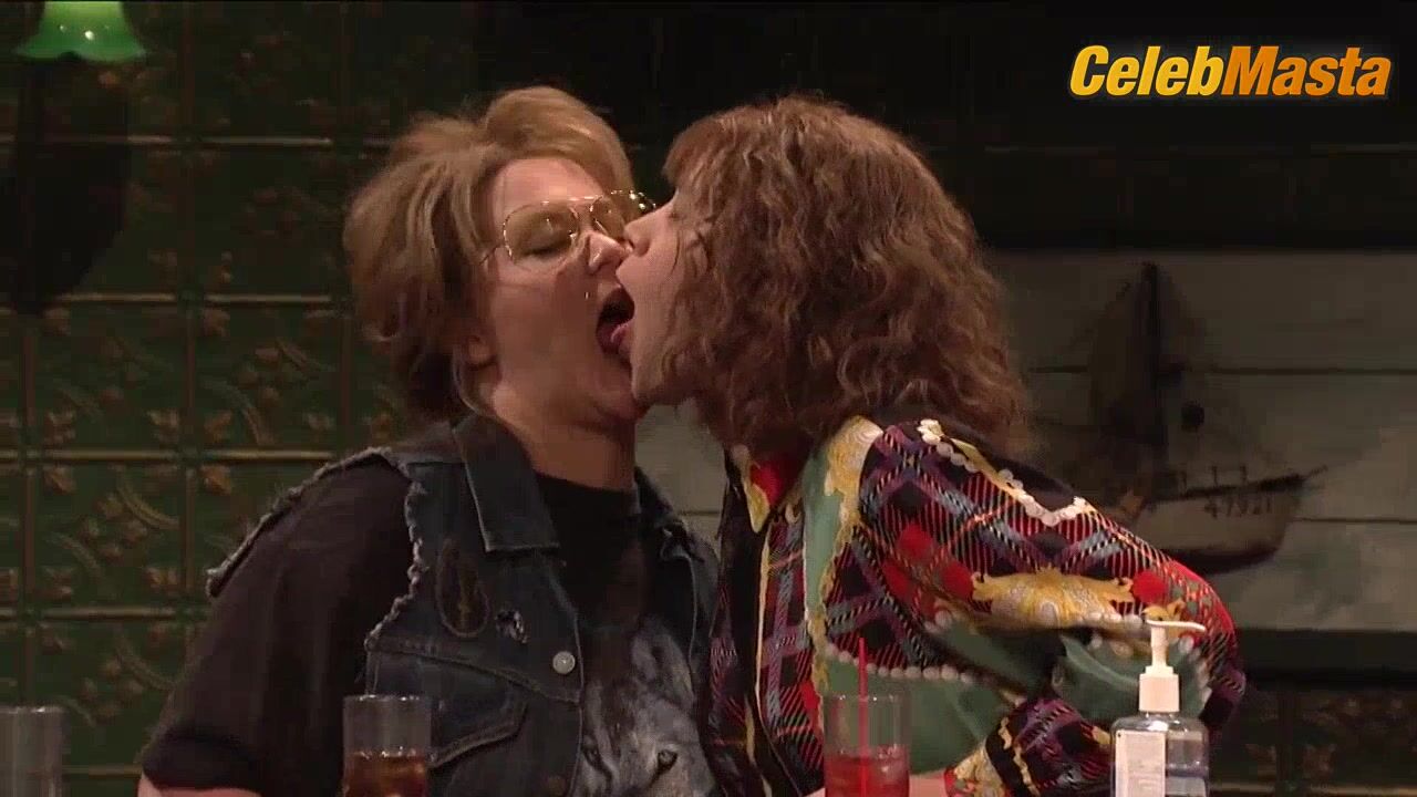 Amy Schumer Kate Mckinnon And ’s Lesbian Scene - Photo 2 of 5
