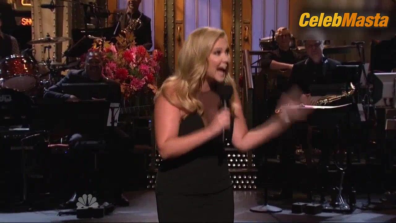 Amy Schumer Flaunts A Sexy Scene In Saturday Night Live - Photo 2 of 5 photo 1