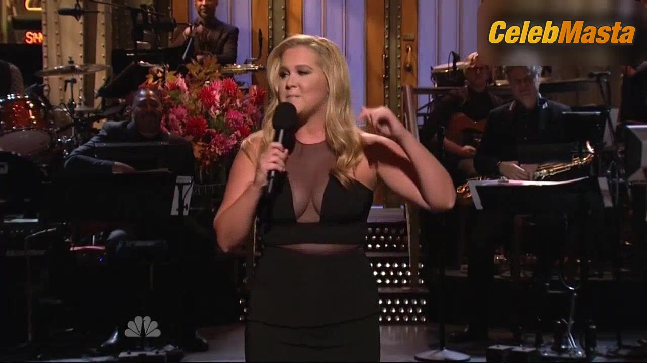 Amy Schumer Flaunts A Sexy Scene In Saturday Night Live - Photo 2 of 5