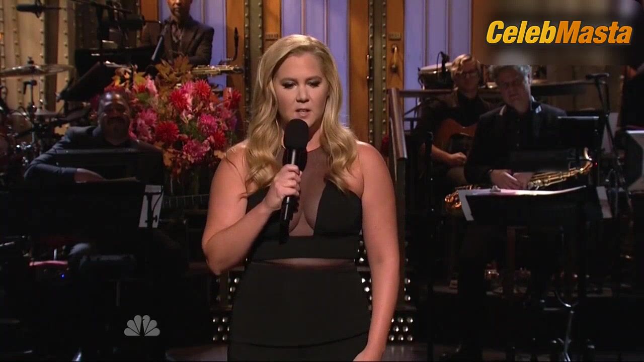 Amy Schumer Flaunts A Sexy Scene In Saturday Night Live - Photo 2 of 5 photo 4