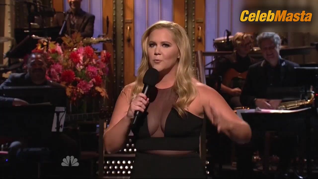 Amy Schumer Flaunts A Sexy Scene In Saturday Night Live - Photo 2 of 5 photo 5