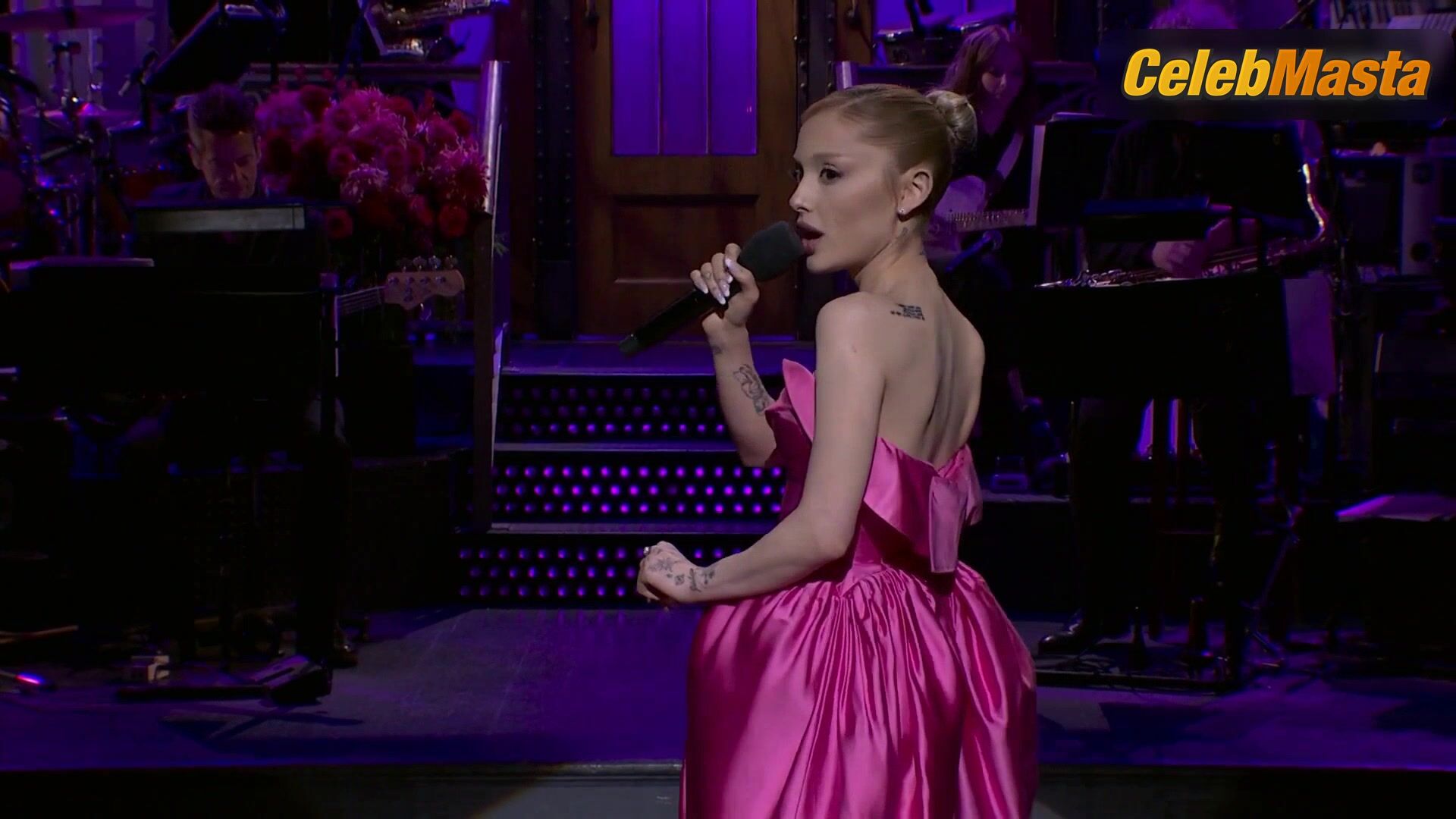 Ariana Grande Bares A Hot Scene In Saturday Night Live - Photo 1 of 5