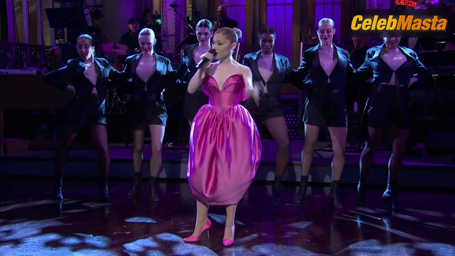 Ariana Grande Bares A Hot Scene In Saturday Night Live - Photo 1 of 5 photo 4