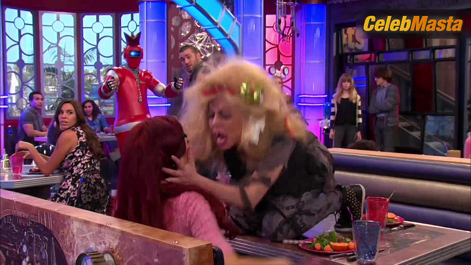 Ariana Grande And Jennette Mccurdy Lesbian Scene From Sam - Photo 1 of 5 photo 4