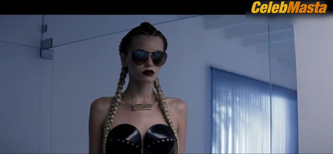 Bella Heathcote ’s Sexy Scene In The Neon Demon - Photo 2 of 5 photo 1