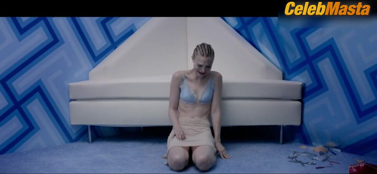 Bella Heathcote ’s Sexy Scene In The Neon Demon - Photo 2 of 5