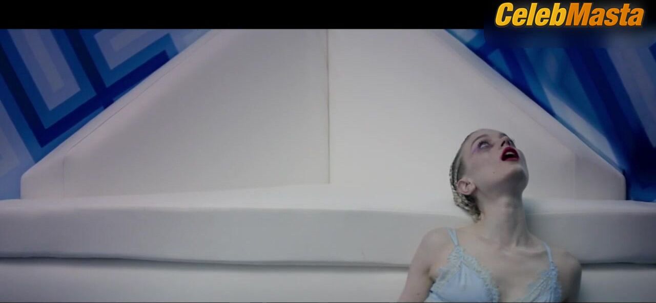 Bella Heathcote ’s Sexy Scene In The Neon Demon - Photo 2 of 5 photo 4