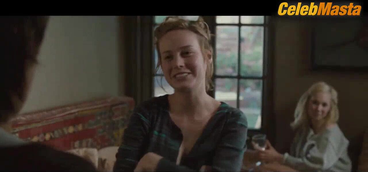 Brie Larson And Juno Temple Swimsuit Scene From Greenberg - Photo 2 of 5