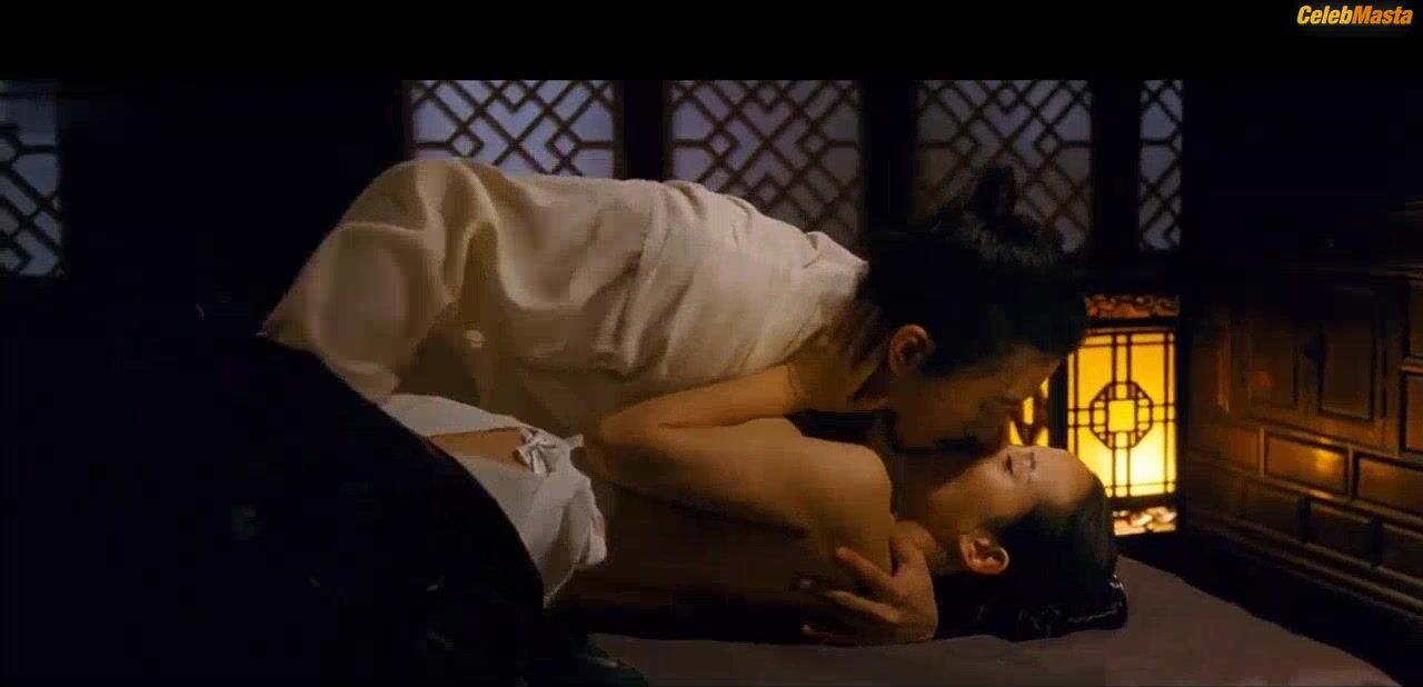 Cho Yeo-jeong Shows Tits Scene In The Servant - Photo 1 of 5
