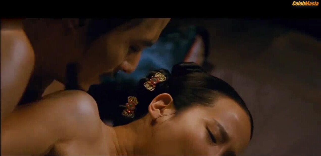 Cho Yeo-jeong Shows Tits Scene In The Servant - Photo 1 of 5 photo 5