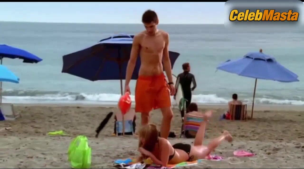 Cameron Richardson ’s Bikini Scene In Point Pleasant - Photo 1 of 5