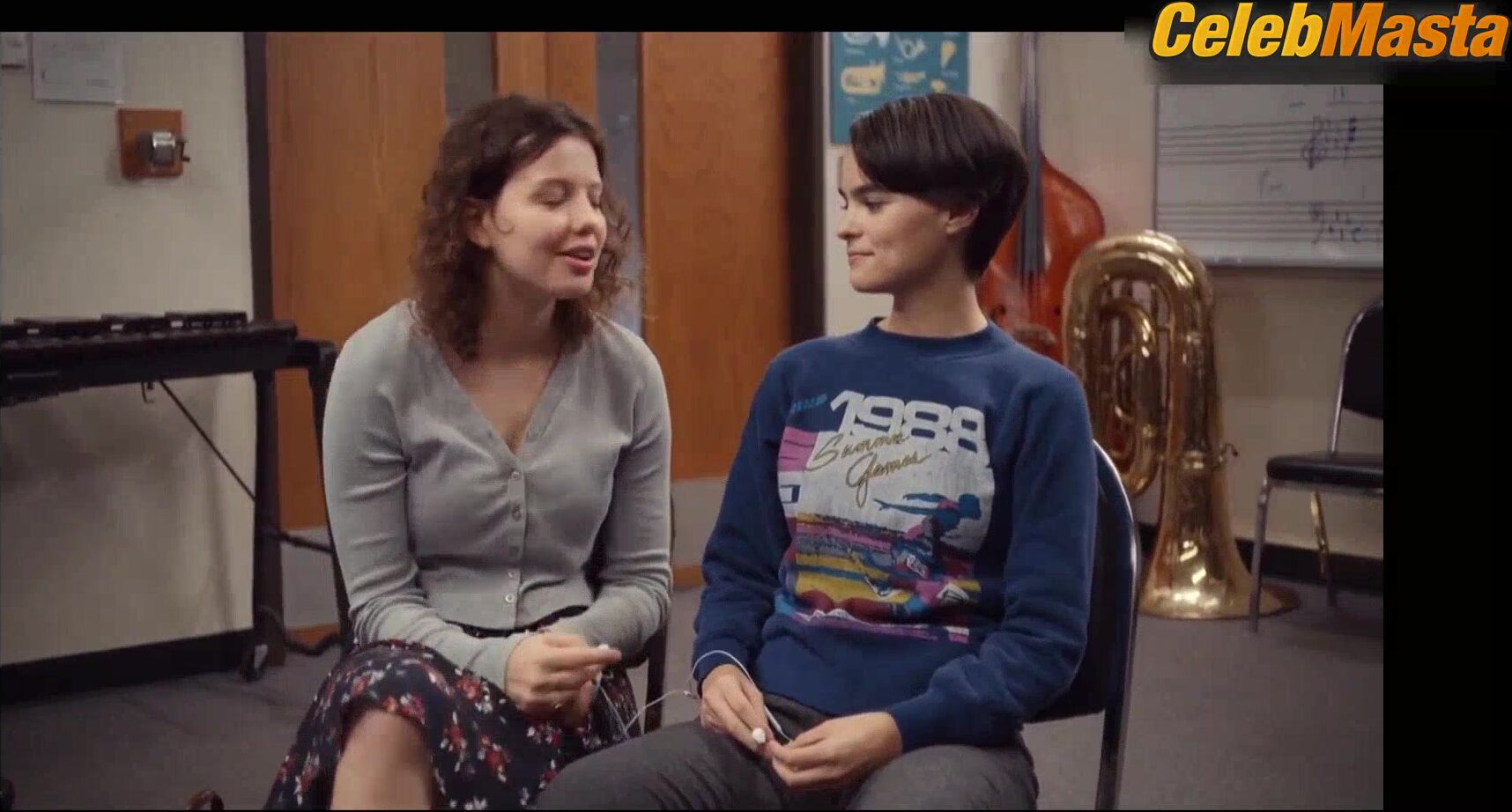 Brianna Hildebrand Chloe Levine And Lesbian Scene From Trinkets - Photo 1 of 5