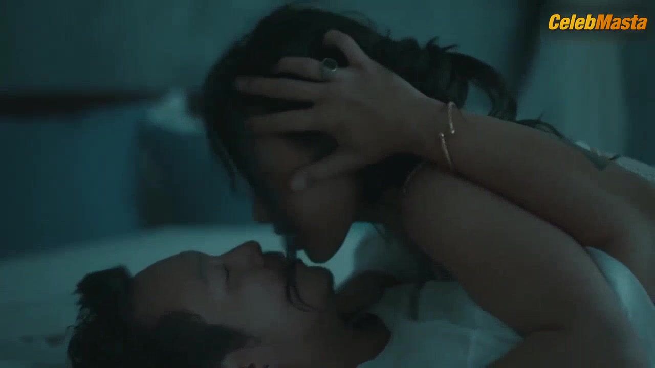 Christine Bermas Lesbian, Bares Breasts Scene In Lampas Langit - Photo 2 of 5 photo 5