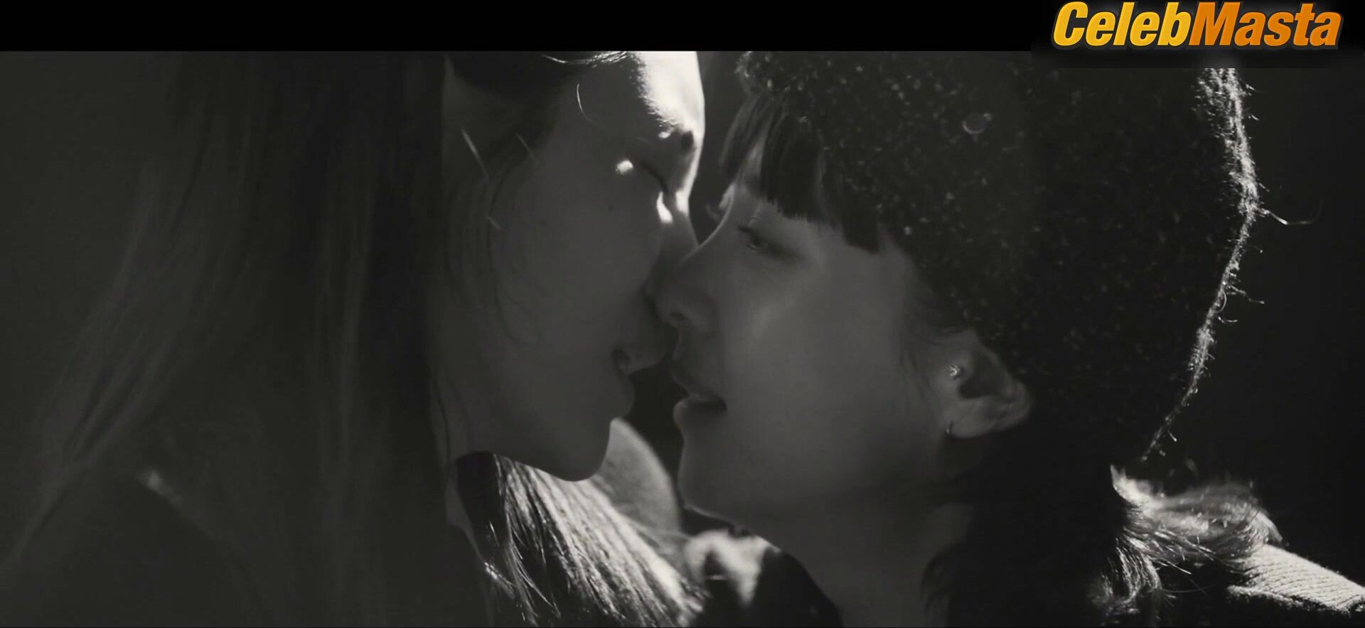 Cho Yeo-jeong And Park Ji-hyun’s Lesbian Scene In - Photo 1 of 5 photo 2