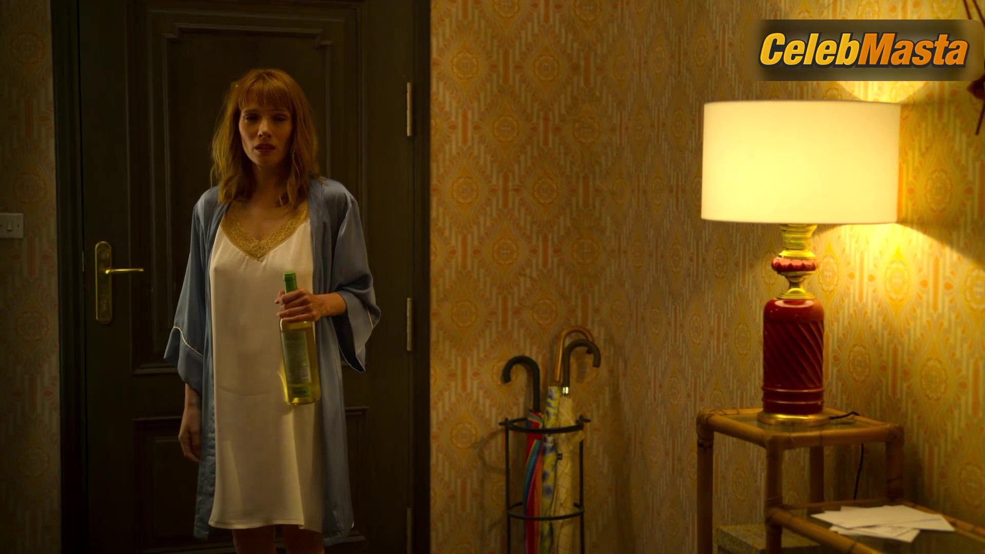 Diana Gomez Steamy Scene In Valeria - Photo 2 of 5 photo 1