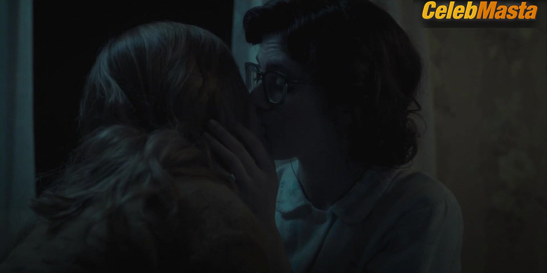 Kara Hayward Liana Liberato And ’s Lesbian Scene - Photo 1 of 5