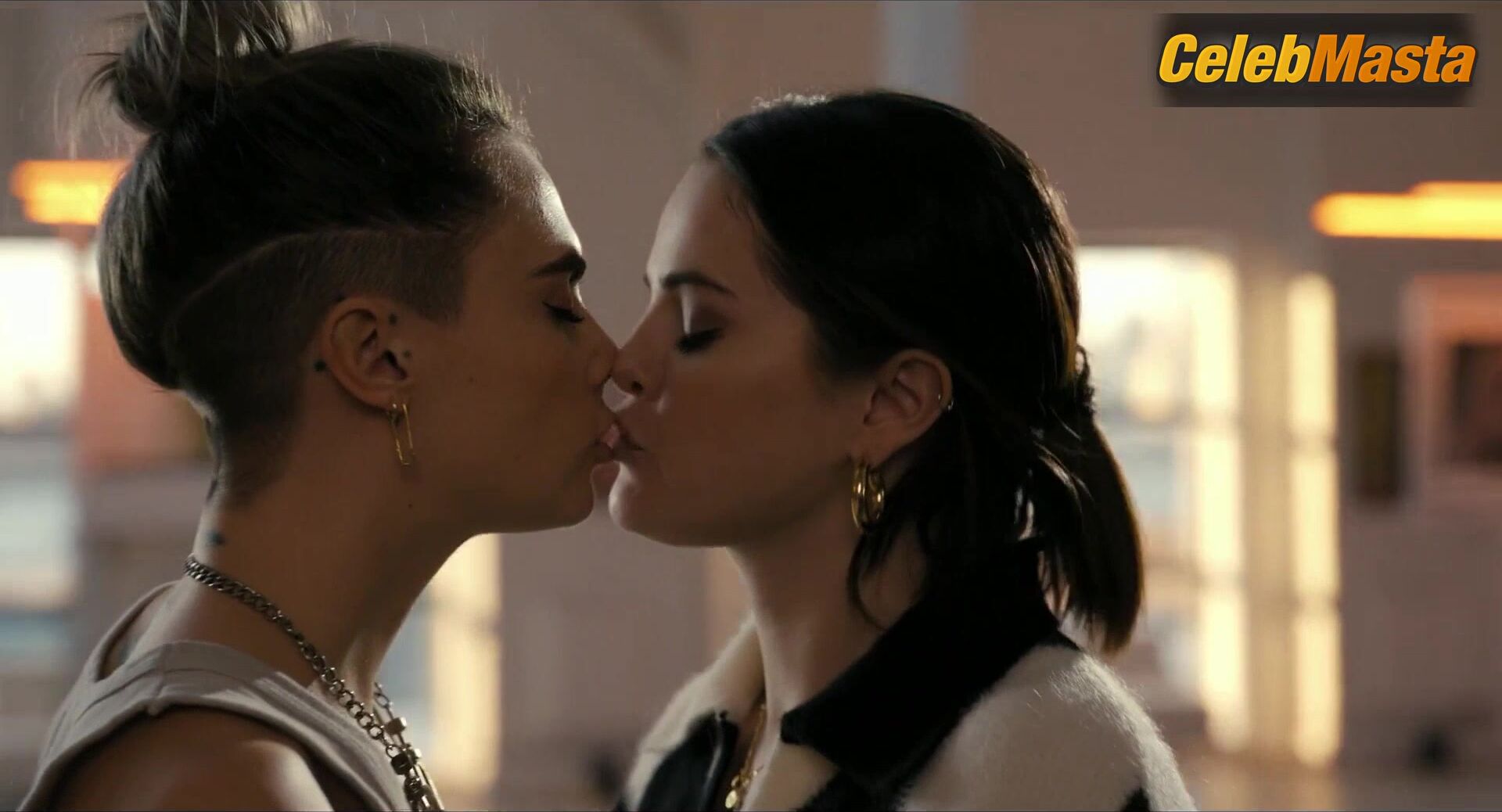 Cara Delevingne Selena Gomez And Lesbian Sex Scene In Only - Photo 1 of 5