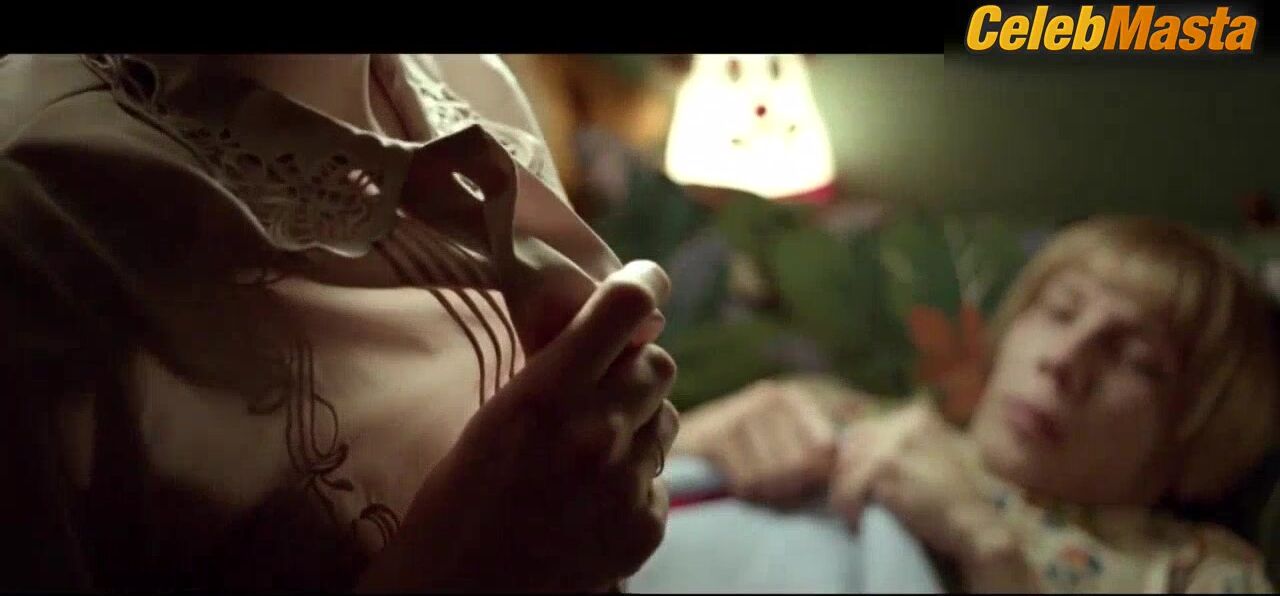 Julianne Moore And Oona Von Maydell Show Boobs Scene In The - Photo 1 of 5
