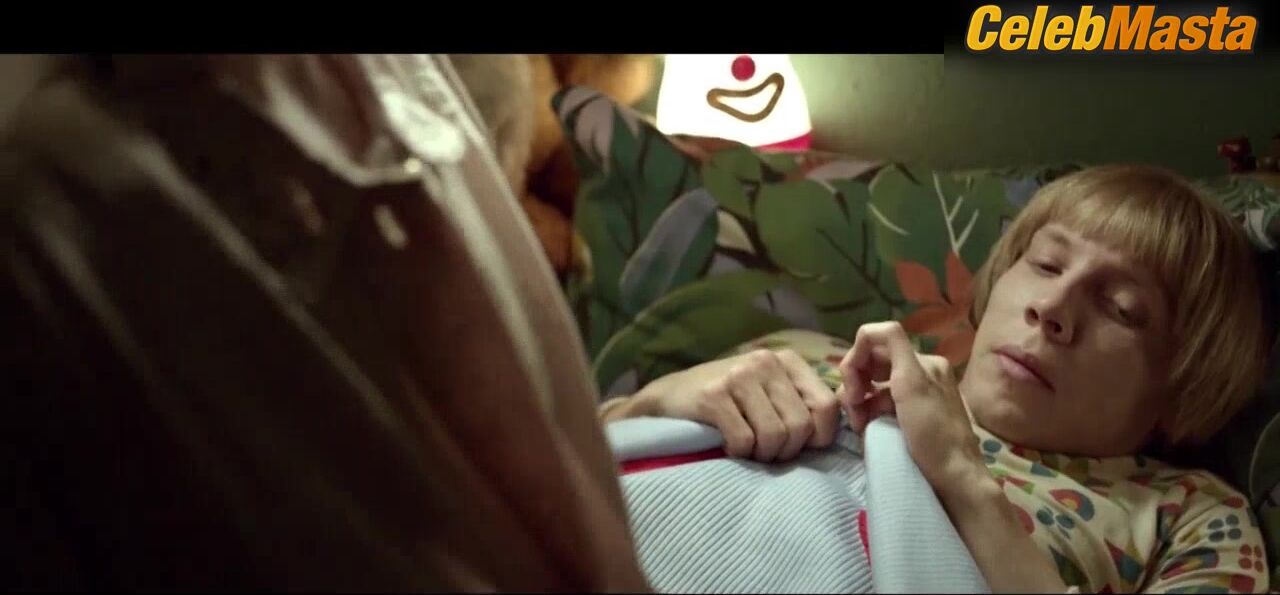 Julianne Moore And Oona Von Maydell Show Boobs Scene In The - Photo 1 of 5 photo 2