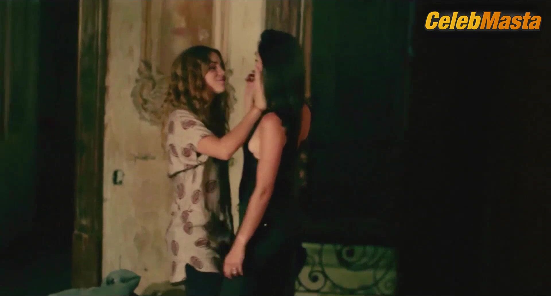 Paulina Davila Solana Azulay And Lesbian Scene From Aqui En - Photo 1 of 5