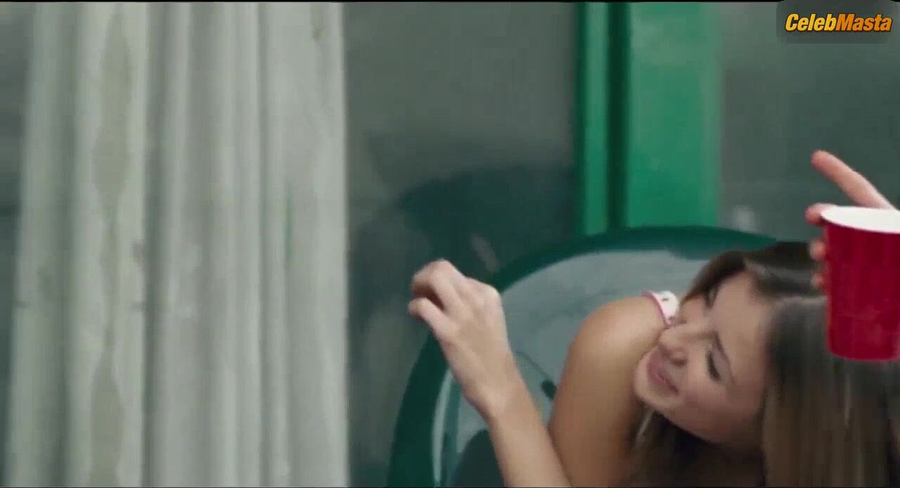 Paulina Davila ’s Tits, Swimsuit Scene In Rezeta - Photo 1 of 5 photo 5