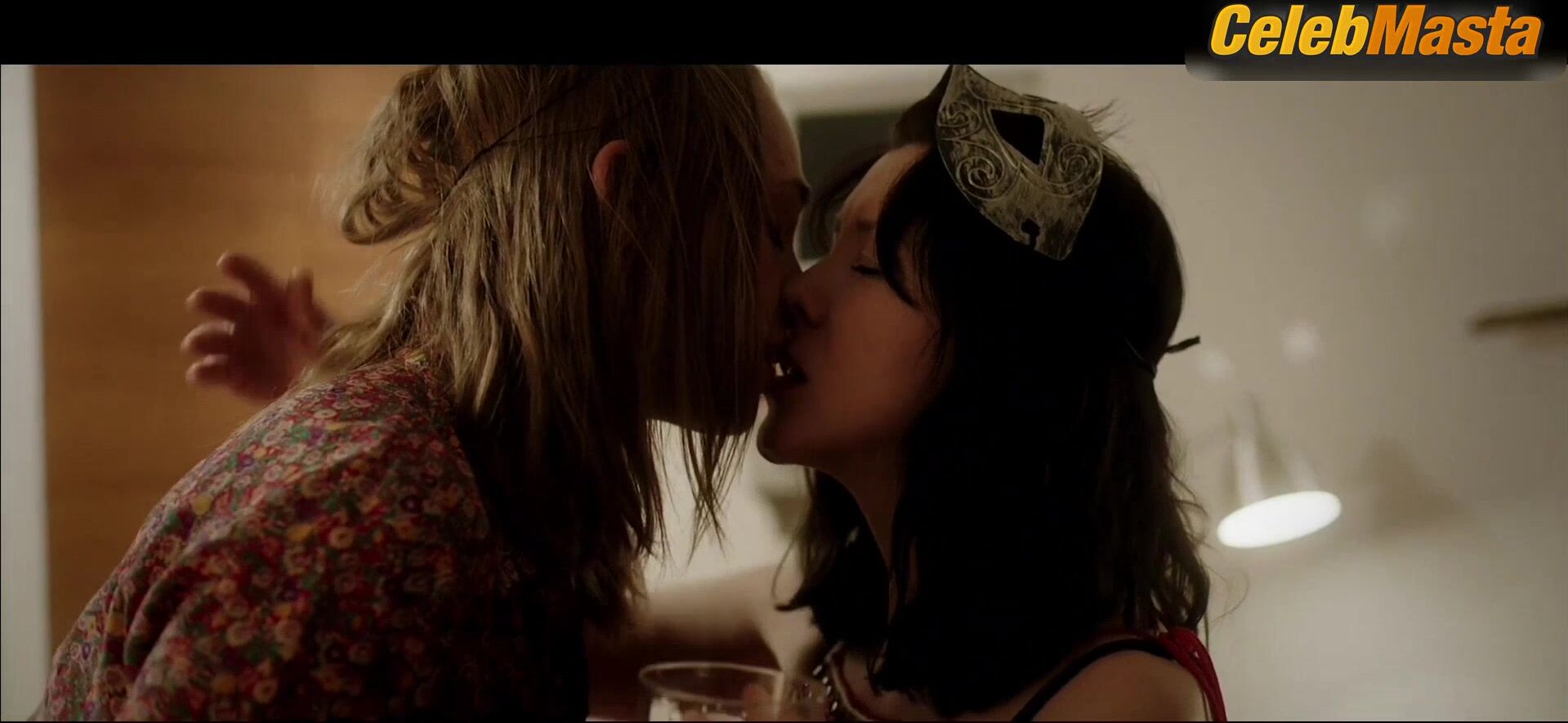 Alice Lowe Jemima Kirke And ’s Lesbian Scene From - Photo 2 of 5