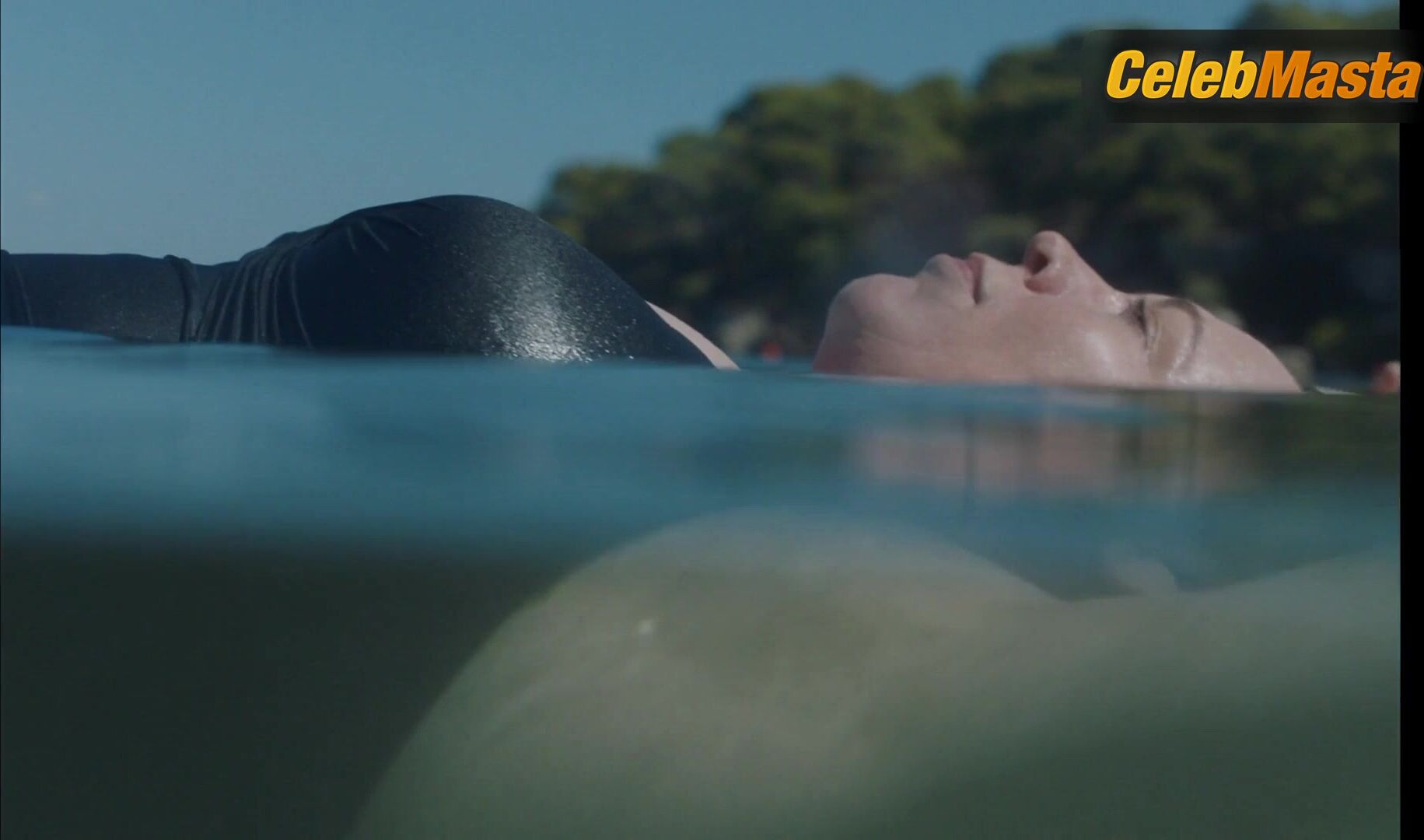 Olivia Colman ’s Racy Scene In The Lost Daughter - Photo 2 of 5