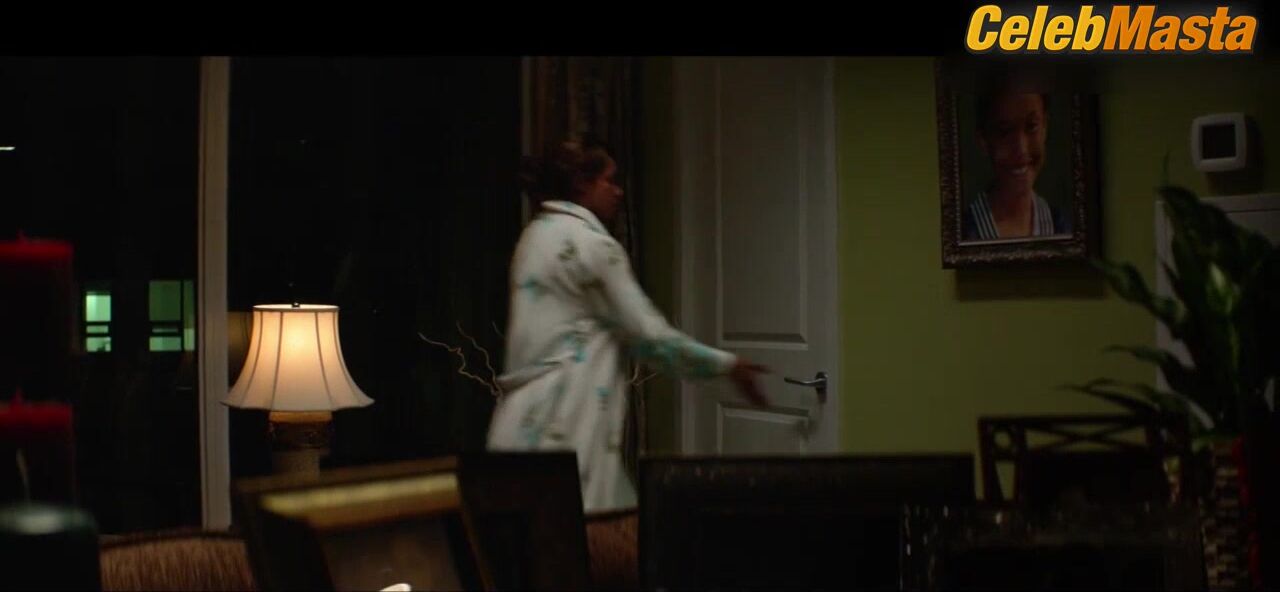 Kiersey Clemons ’ Sexy Scene From Flatliners - Photo 2 of 5 photo 1