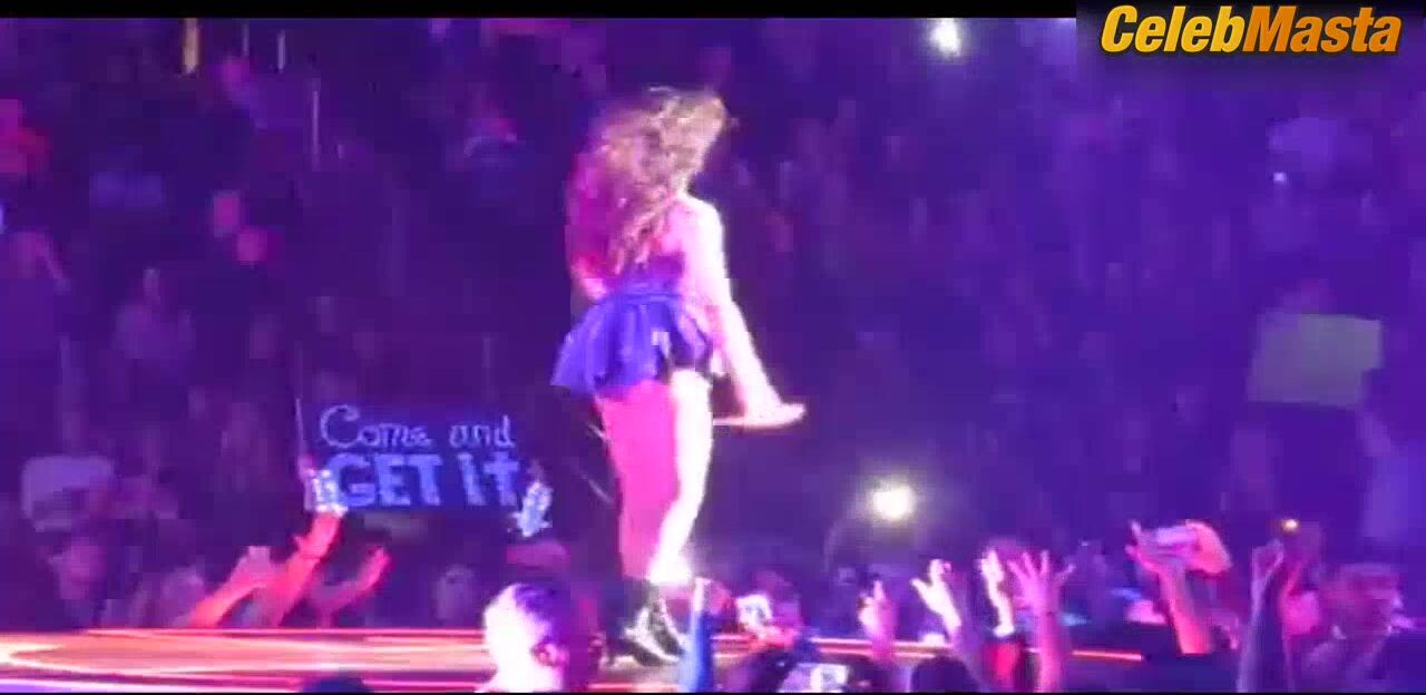 Selena Gomez Booty And Tits Scene From Love You Like A - Photo 1 of 5 photo 5