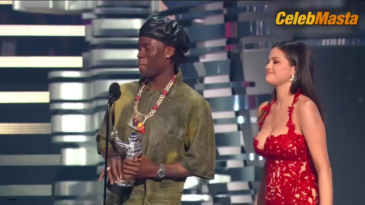 Selena Gomez Tits Scene In Mtv Video Music Awards - Photo 2 of 5 photo 4