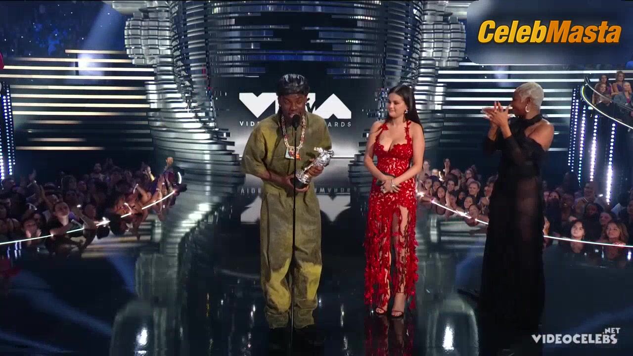 Selena Gomez Tits Scene In Mtv Video Music Awards - Photo 2 of 5 photo 5