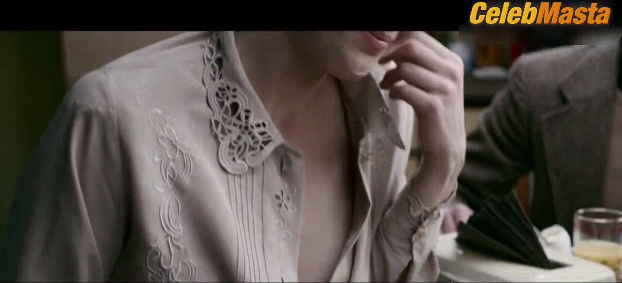 Julianne Moore And Oona Von Maydell Bare Boobs Scene In The - Photo 1 of 5 photo 2