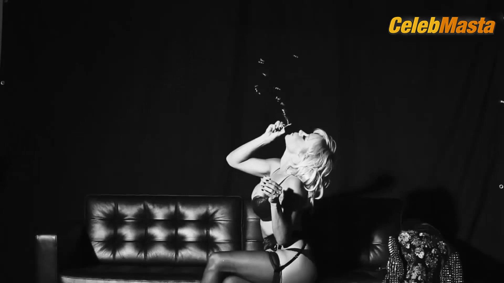 Pamela Anderson Ass, Tits Scene From Love Advent Calendar - Photo 2 of 5