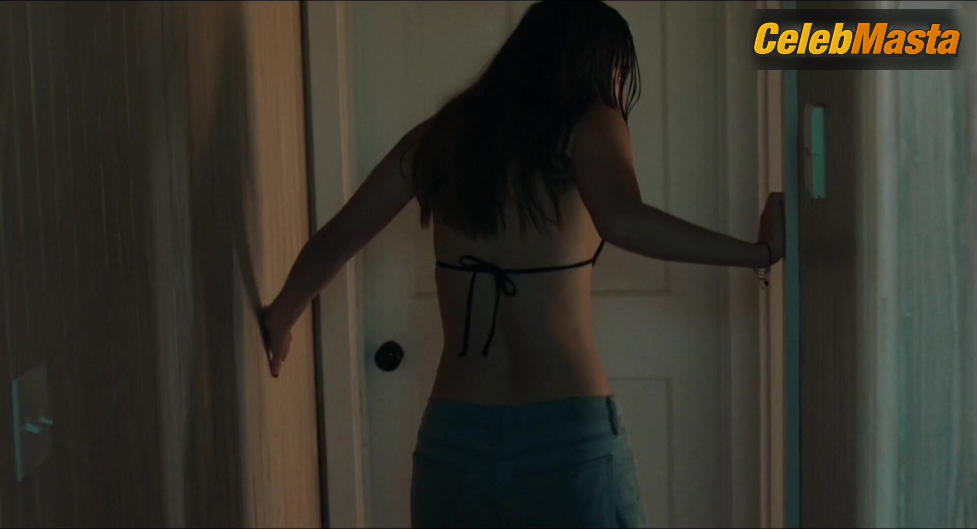 Liana Liberato Swimsuit, Underwear Scene From The Beach - Photo 2 of 5 photo 4