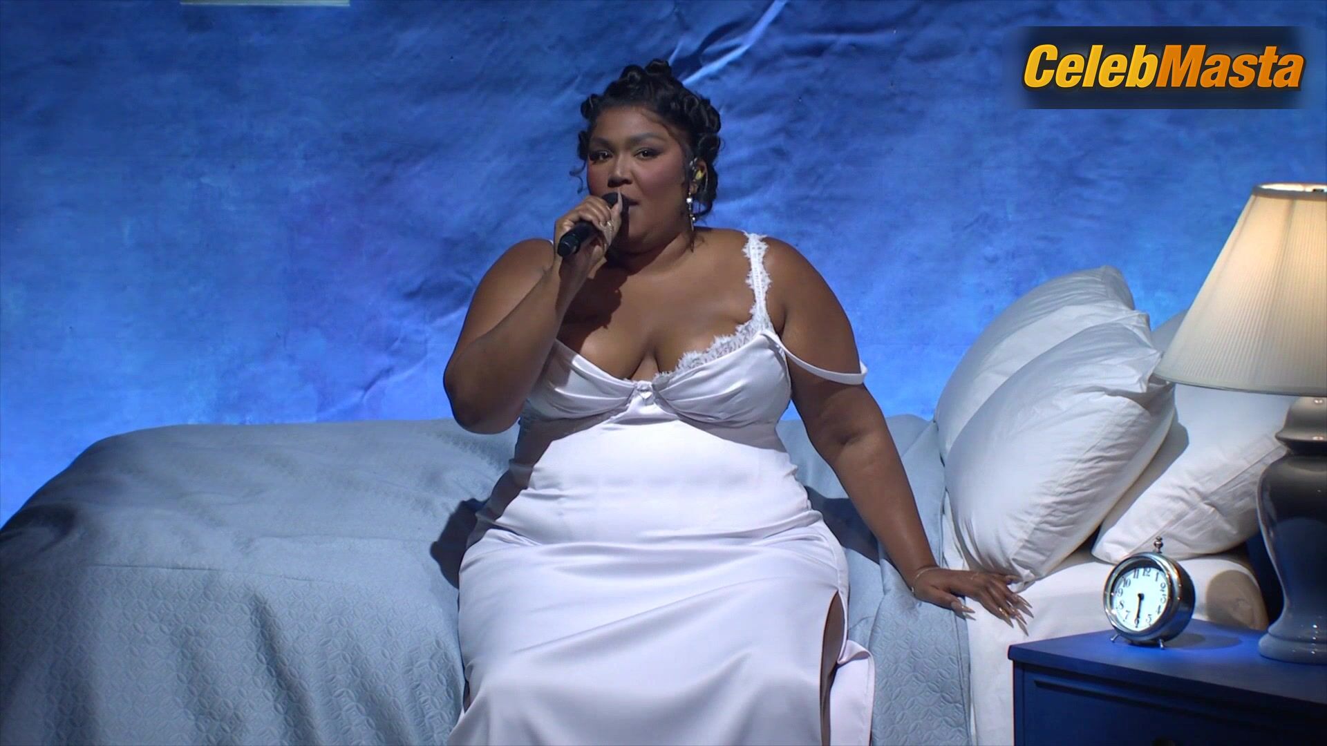Lizzo ’s Hot Scene In Saturday Night Live - Photo 1 of 5