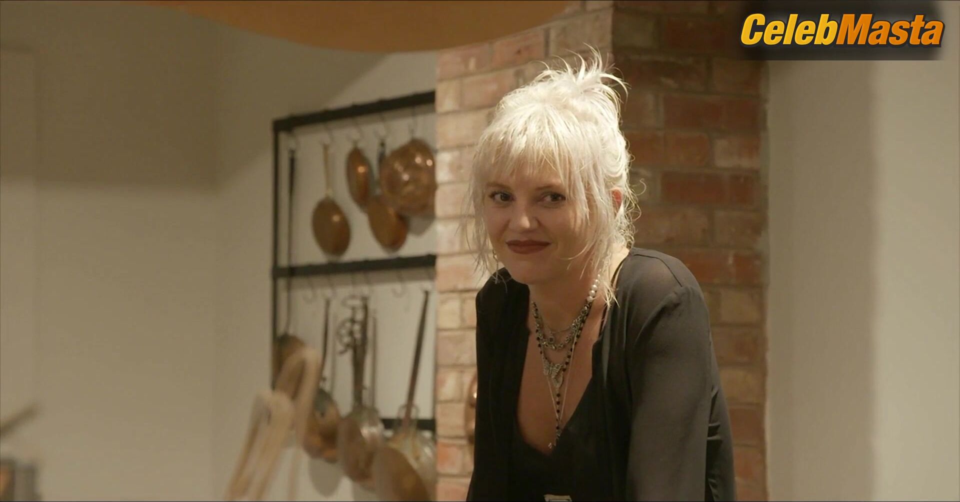 Gg Magree Vanessa Hudgens And Bare Scene In Dead Hot - Photo 2 of 5 photo 1