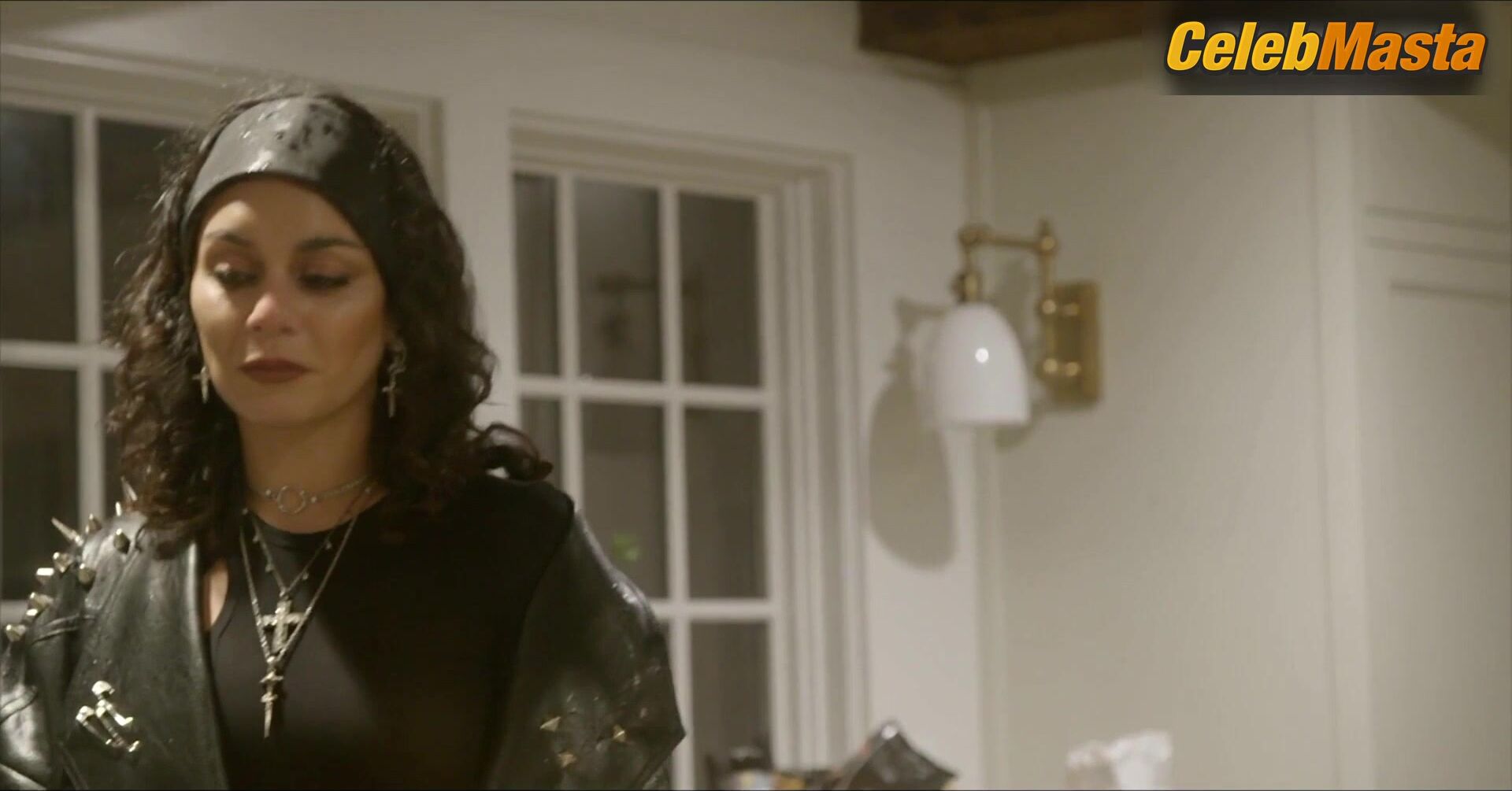 Gg Magree Vanessa Hudgens And Bare Scene In Dead Hot - Photo 2 of 5