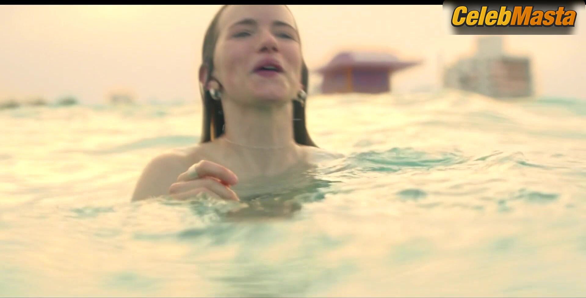 Willa Fitzgerald Underwear Scene In Pulse Film - Photo 2 of 5 photo 5