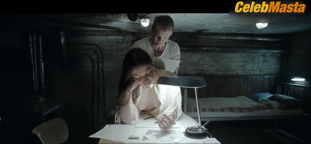 Julianne Moore And Oona Von Maydell Reveal Breasts Scene In - Photo 1 of 5 photo 5