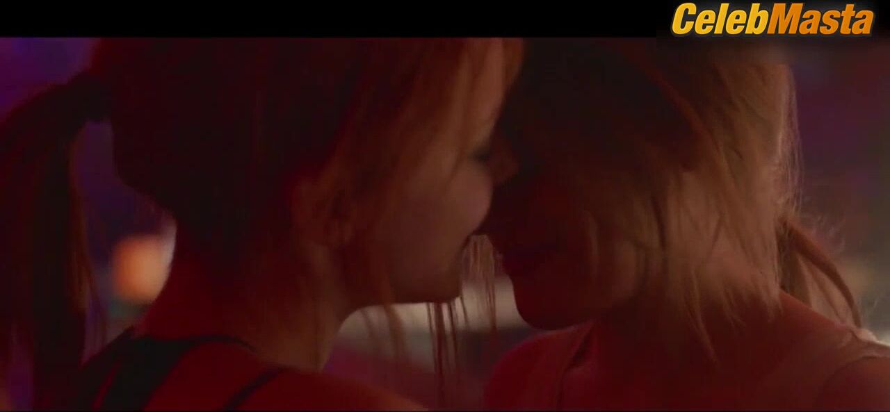 Jena Malone And Riley Keough Lesbian Scene In Lovesong - Photo 1 of 5