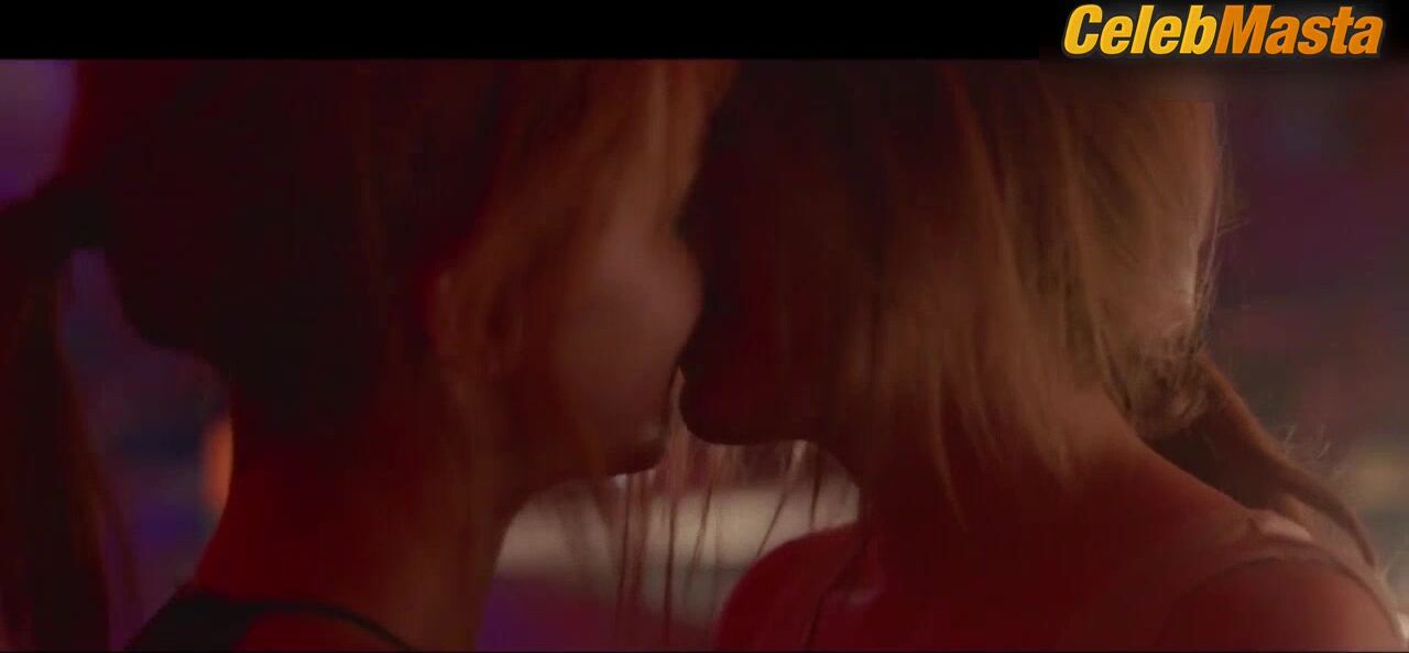 Jena Malone And Riley Keough Lesbian Scene In Lovesong - Photo 1 of 5 photo 2