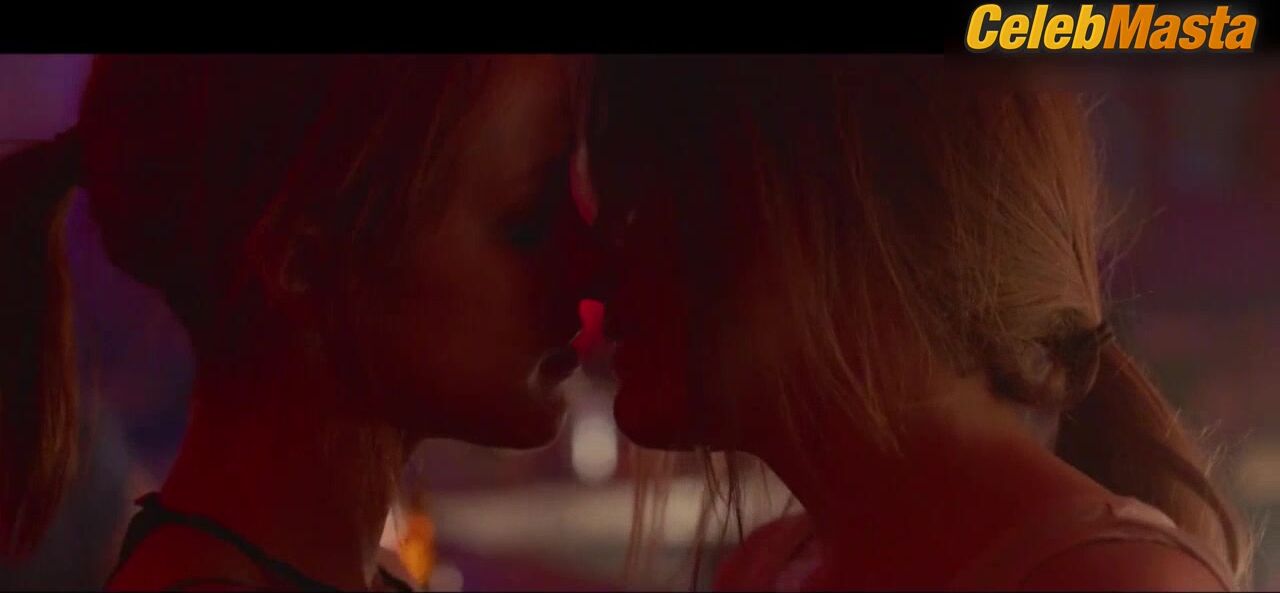 Jena Malone And Riley Keough Lesbian Scene In Lovesong - Photo 1 of 5 photo 4