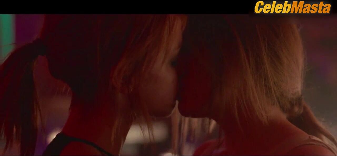 Jena Malone And Riley Keough Lesbian Scene In Lovesong - Photo 1 of 5 photo 5