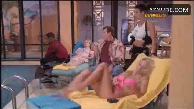 Pamela Anderson Swimsuit Scene In V.i.p. - Photo 2 of 5 photo 1