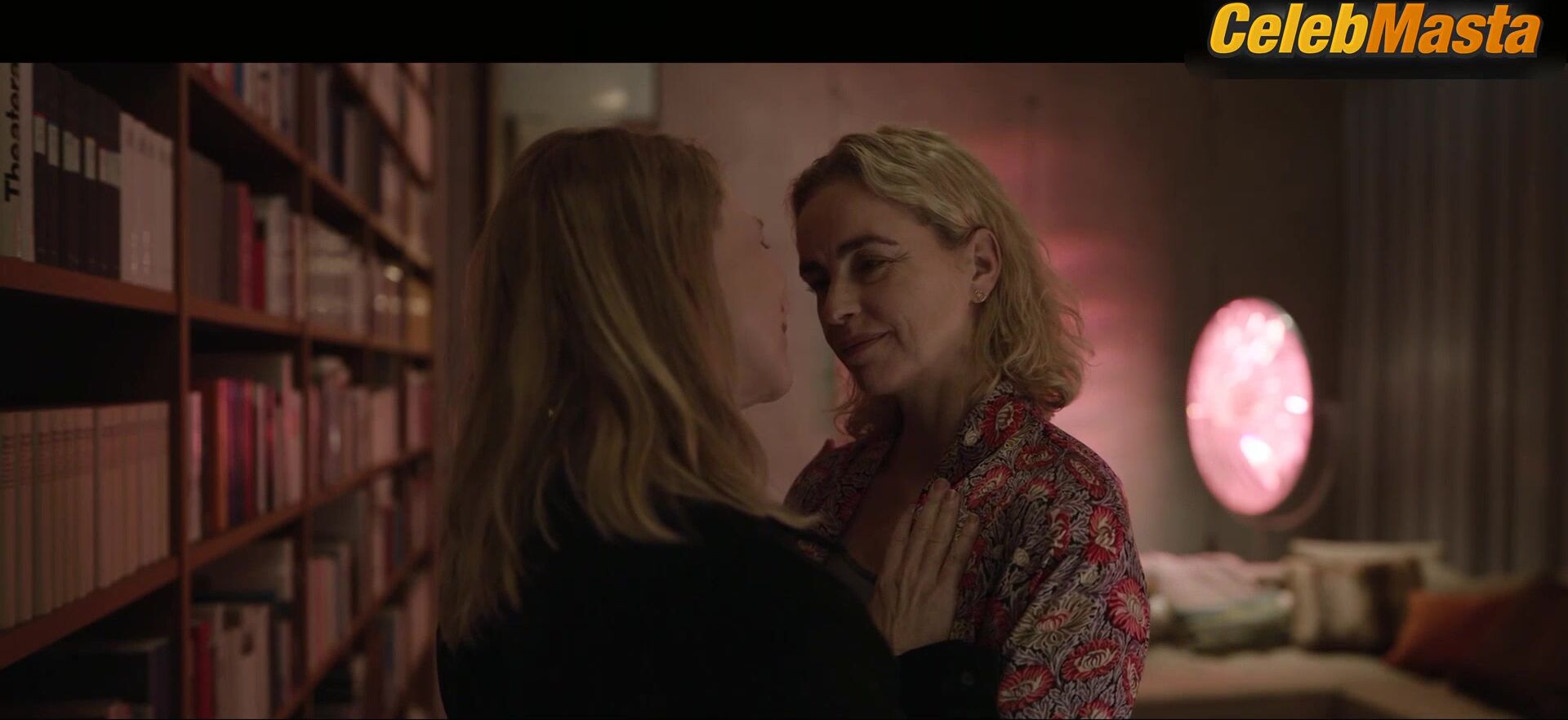 Pop Lara Sarah Major And ’s Lesbian Scene From - Photo 2 of 5